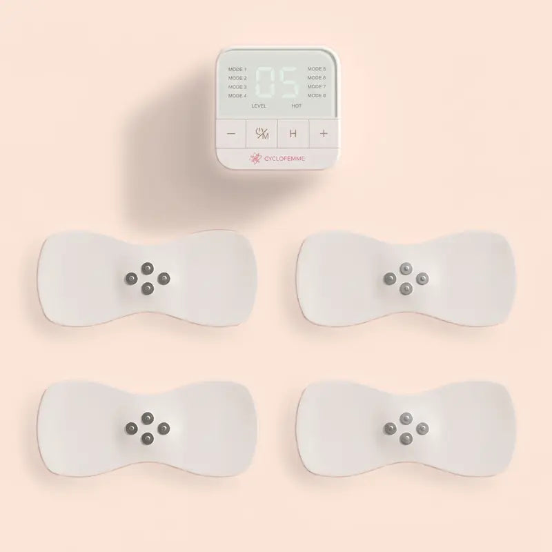 Kit Cyclofemme: el control y los cuatro parches (dos incluidos y dos extra) sobre fondo rosa.