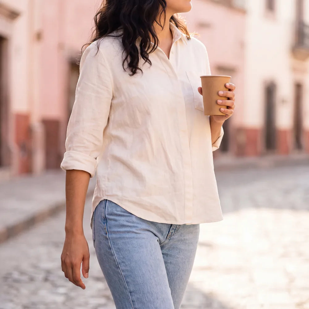 Mujer camina por la calle con su café, en su día normal: trae el aparato puesto y no se nota.